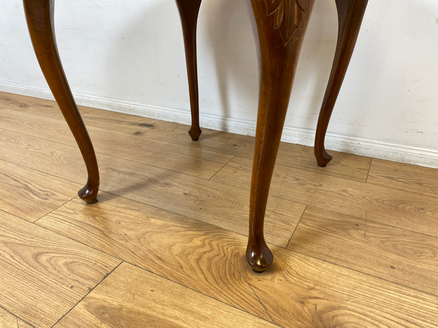 Eleganter und handverzierter runder Chippendale Couchtisch mit Wiener Sonnengeflecht