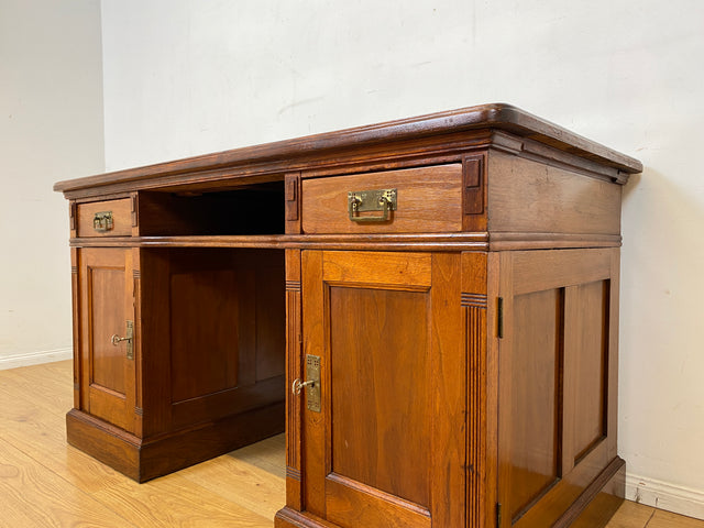 Sehr schöner antiker Schreibtisch aus vollem Holz in Eiche mit Schubladen und Messinggriffen, um 1910 I Arbeitstisch Bürotisch Sekretär Desk Vintage Gründerzeit I