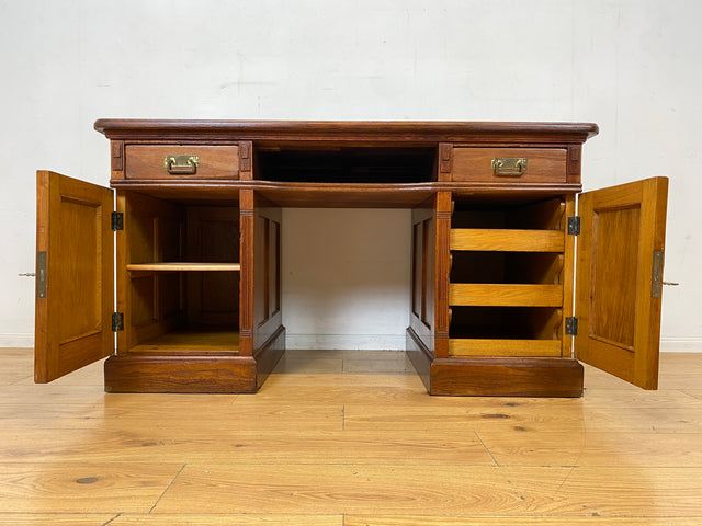 Sehr schöner antiker Schreibtisch aus vollem Holz in Eiche mit Schubladen und Messinggriffen, um 1910 I Arbeitstisch Bürotisch Sekretär Desk Vintage Gründerzeit I