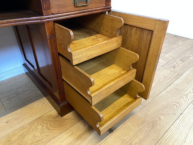 Sehr schöner antiker Schreibtisch aus vollem Holz in Eiche mit Schubladen und Messinggriffen, um 1910 I Arbeitstisch Bürotisch Sekretär Desk Vintage Gründerzeit I