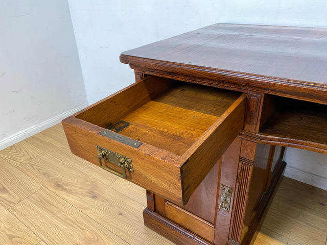 Sehr schöner antiker Schreibtisch aus vollem Holz in Eiche mit Schubladen und Messinggriffen, um 1910 I Arbeitstisch Bürotisch Sekretär Desk Vintage Gründerzeit I
