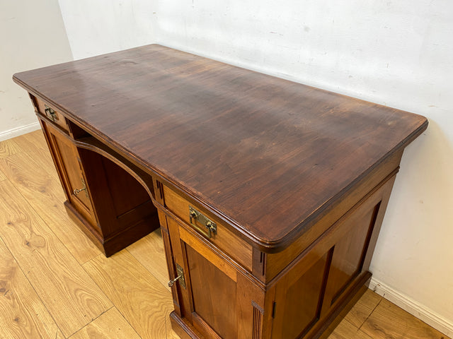 Sehr schöner antiker Schreibtisch aus vollem Holz in Eiche mit Schubladen und Messinggriffen, um 1910 I Arbeitstisch Bürotisch Sekretär Desk Vintage Gründerzeit I