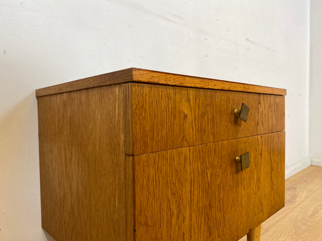 Sehr schöner heller Mid-Century Nachttisch in Eichenholz mit Schublade und Messinggriffen