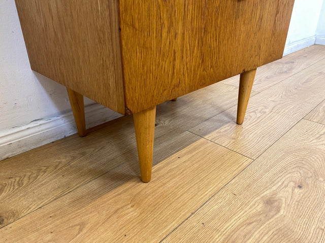 Sehr schöner heller Mid-Century Nachttisch in Eichenholz mit Schublade und Messinggriffen
