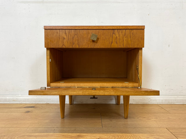 Sehr schöner heller Mid-Century Nachttisch in Eichenholz mit Schublade und Messinggriffen