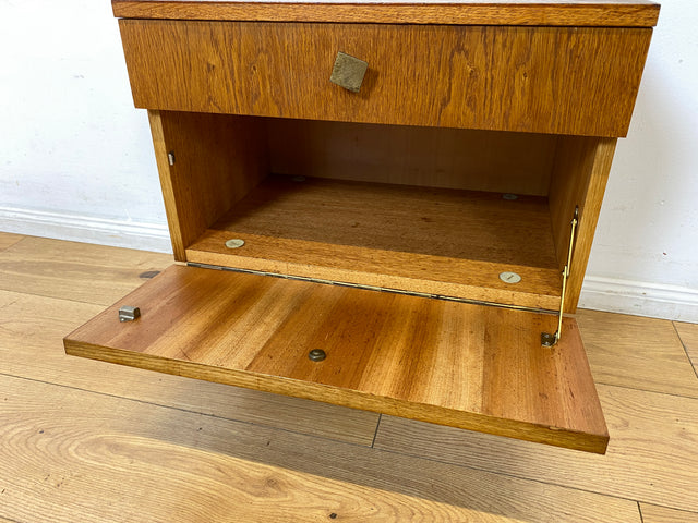 Sehr schöner heller Mid-Century Nachttisch in Eichenholz mit Schublade und Messinggriffen