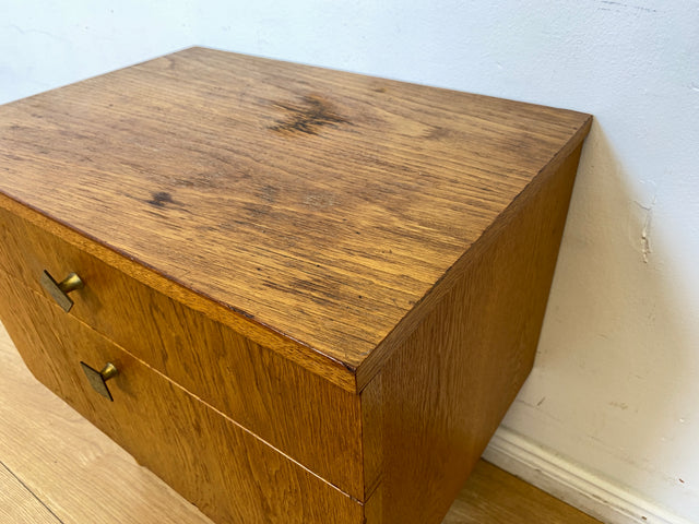 Sehr schöner heller Mid-Century Nachttisch in Eichenholz mit Schublade und Messinggriffen