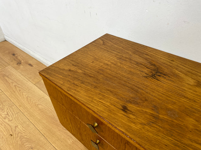 Sehr schöner heller Mid-Century Nachttisch in Eichenholz mit Schublade und Messinggriffen