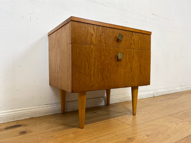 Sehr schöner heller Mid-Century Nachttisch in Eichenholz mit Schublade und Messinggriffen