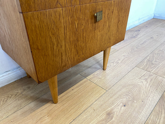 Sehr schöner heller Mid-Century Nachttisch in Eichenholz mit Schublade und Messinggriffen