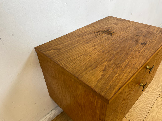 Sehr schöner heller Mid-Century Nachttisch in Eichenholz mit Schublade und Messinggriffen