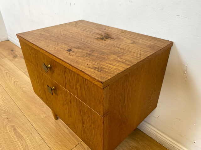 Sehr schöner heller Mid-Century Nachttisch in Eichenholz mit Schublade und Messinggriffen