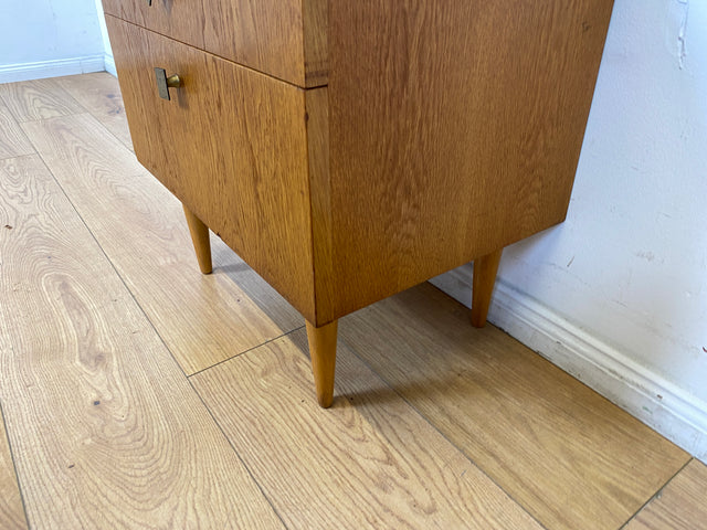 Sehr schöner heller Mid-Century Nachttisch in Eichenholz mit Schublade und Messinggriffen