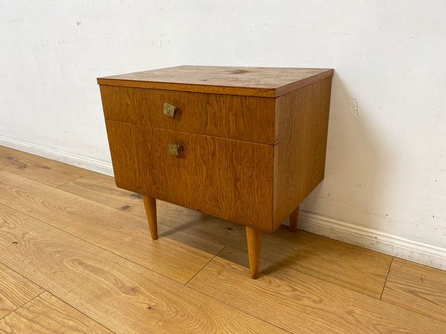 Sehr schöner heller Mid-Century Nachttisch in Eichenholz mit Schublade und Messinggriffen