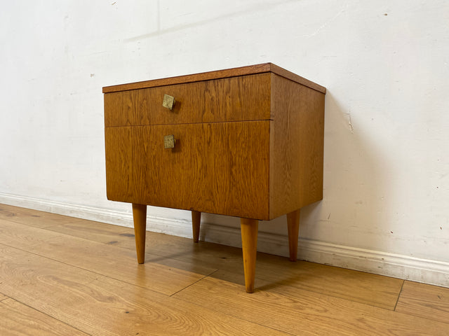 Sehr schöner heller Mid-Century Nachttisch in Eichenholz mit Schublade und Messinggriffen