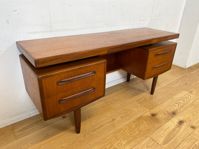 Skandinavischer Mid-Century Fresco Schreibtisch / Schminktisch I Viktor Wilkins für G-Plan I Teakholz I Writing Desk Bürotisch Schminkkommode Sideboard Danish Design Vintage 60er