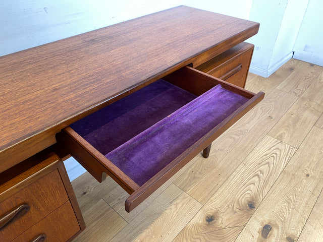 Skandinavischer Mid-Century Fresco Schreibtisch / Schminktisch I Viktor Wilkins für G-Plan I Teakholz I Writing Desk Bürotisch Schminkkommode Sideboard Danish Design Vintage 60er