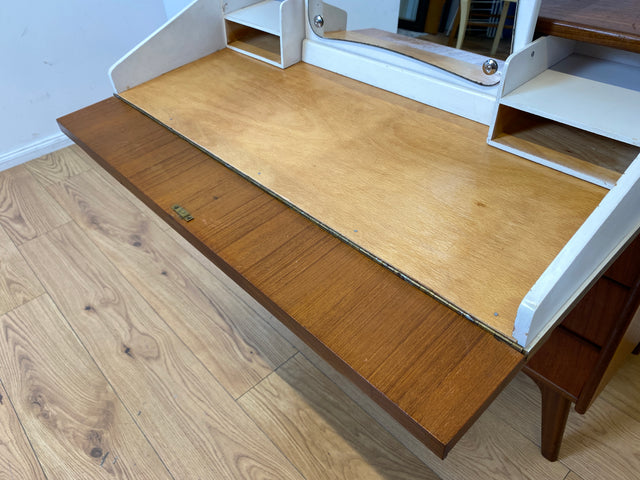 Das Highlight I Rare skandinavische Mid-Century Schminkkommode in Teakholz mit Schubladen & Spiegel I Kommode Sideboard Schminktisch Wäschekommode Frisierkommode Danish Design Vintage I