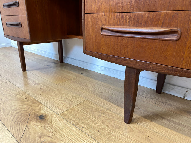 Skandinavischer Mid-Century Fresco Schreibtisch / Schminktisch I Viktor Wilkins für G-Plan I Teakholz I Writing Desk Bürotisch Schminkkommode Sideboard Danish Design Vintage 60er