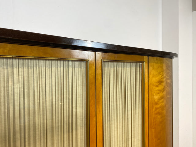 Stilvoller & hochwertiger Mid-Century Kleiderschrank mit Glastüren und Vorhängen I Vollholz I Schrank Schlafzimmerschrank Wäscheschrank Wardrobe Rockabilly Vintage 50er 60er