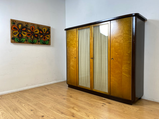 Stilvoller & hochwertiger Mid-Century Kleiderschrank mit Glastüren und Vorhängen I Vollholz I Schrank Schlafzimmerschrank Wäscheschrank Wardrobe Rockabilly Vintage 50er 60er