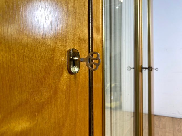 Stilvoller & hochwertiger Mid-Century Kleiderschrank mit Glastüren und Vorhängen I Vollholz I Schrank Schlafzimmerschrank Wäscheschrank Wardrobe Rockabilly Vintage 50er 60er