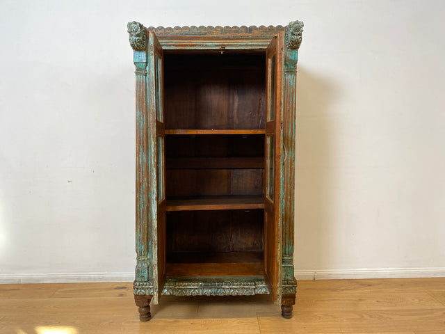 WMK I Einzigartiger Schrank aus antiker handverzierter Tür und charaktervollem massivem Altholz I Vitrine Wäscheschrank Flurschrank Highboard Cabinet Shabby Chic Vintage Boho I Berlin NRW Hamburg