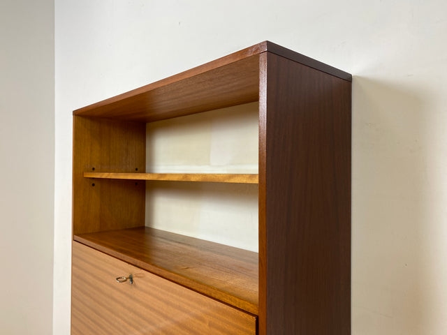 WMK I Eleganter und sehr gut erhaltener Schreibschrank aus 1970