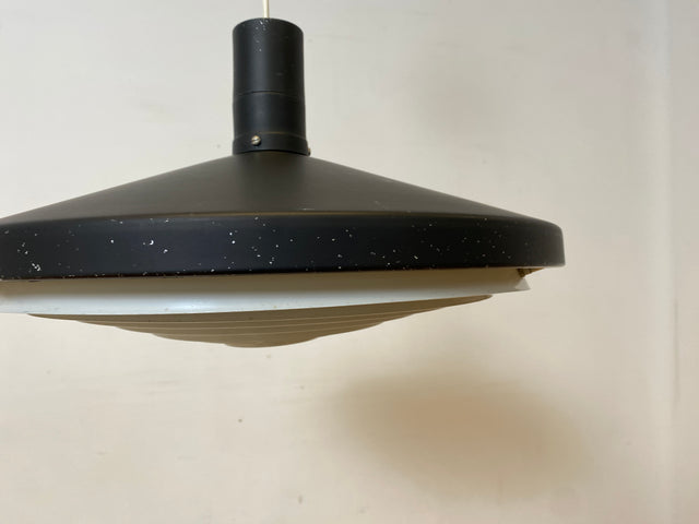 WMK I Stilvolle schwarze 60er Jahre Designer Hängelampe P 605 by Wolfgang Dyroff aus Aluminium