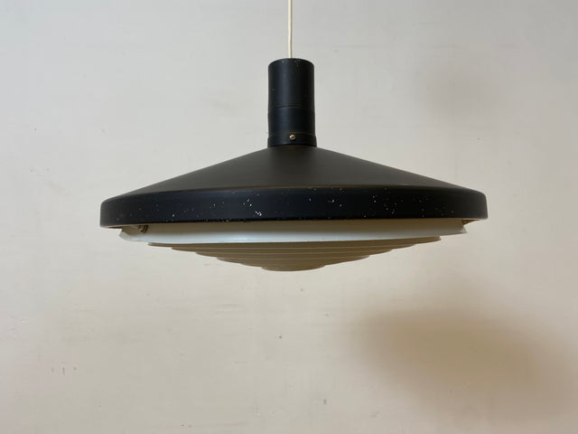 WMK I Stilvolle schwarze 60er Jahre Designer Hängelampe P 605 by Wolfgang Dyroff aus Aluminium