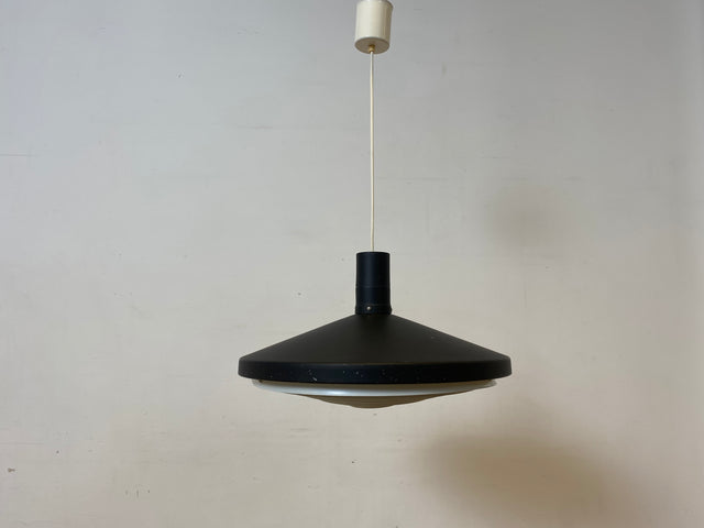 WMK I Stilvolle schwarze 60er Jahre Designer Hängelampe P 605 by Wolfgang Dyroff aus Aluminium