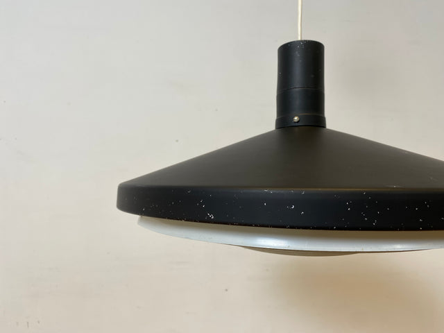 WMK I Stilvolle schwarze 60er Jahre Designer Hängelampe P 605 by Wolfgang Dyroff aus Aluminium