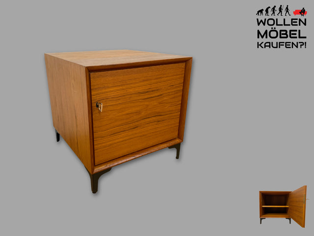 Stilvolle kleine skandinavische Kommode in Teakholz auf neuen Metallfüßen I Schränkchen Lowboard Nachttisch Nachtkommode Nachtschrank Danish Design Mid-Century Vintage I