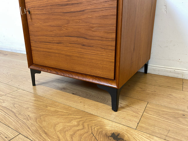 Stilvolle kleine skandinavische Kommode in Teakholz auf neuen Metallfüßen I Schränkchen Lowboard Nachttisch Nachtkommode Nachtschrank Danish Design Mid-Century Vintage I