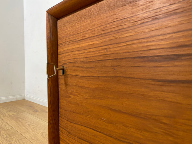 Stilvolle kleine skandinavische Kommode in Teakholz auf neuen Metallfüßen I Schränkchen Lowboard Nachttisch Nachtkommode Nachtschrank Danish Design Mid-Century Vintage I