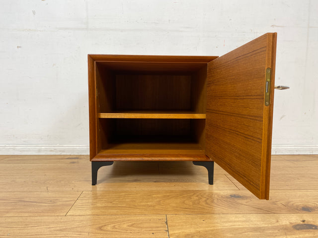 Stilvolle kleine skandinavische Kommode in Teakholz auf neuen Metallfüßen I Schränkchen Lowboard Nachttisch Nachtkommode Nachtschrank Danish Design Mid-Century Vintage I