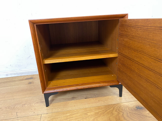Stilvolle kleine skandinavische Kommode in Teakholz auf neuen Metallfüßen I Schränkchen Lowboard Nachttisch Nachtkommode Nachtschrank Danish Design Mid-Century Vintage I