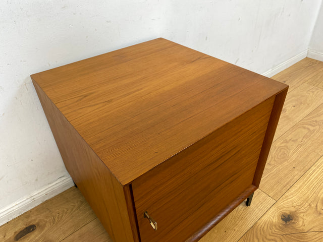 Stilvolle kleine skandinavische Kommode in Teakholz auf neuen Metallfüßen I Schränkchen Lowboard Nachttisch Nachtkommode Nachtschrank Danish Design Mid-Century Vintage I