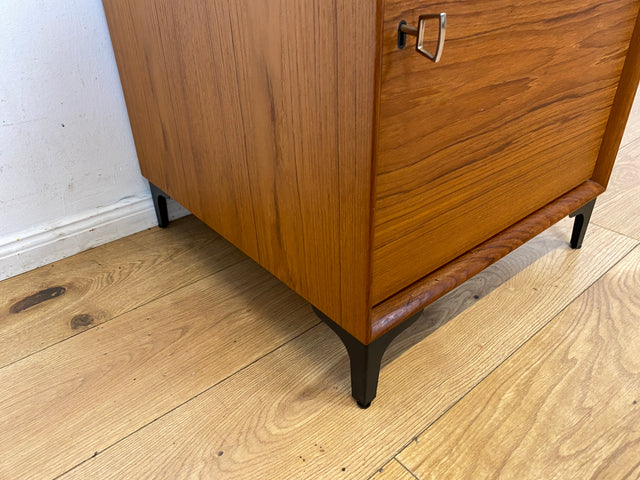 Stilvolle kleine skandinavische Kommode in Teakholz auf neuen Metallfüßen I Schränkchen Lowboard Nachttisch Nachtkommode Nachtschrank Danish Design Mid-Century Vintage I