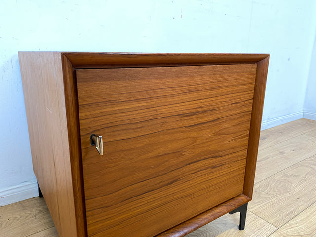 Stilvolle kleine skandinavische Kommode in Teakholz auf neuen Metallfüßen I Schränkchen Lowboard Nachttisch Nachtkommode Nachtschrank Danish Design Mid-Century Vintage I