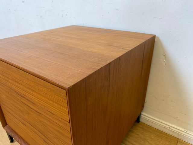 Stilvolle kleine skandinavische Kommode in Teakholz auf neuen Metallfüßen I Schränkchen Lowboard Nachttisch Nachtkommode Nachtschrank Danish Design Mid-Century Vintage I