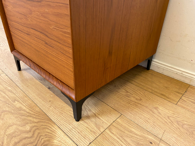 Stilvolle kleine skandinavische Kommode in Teakholz auf neuen Metallfüßen I Schränkchen Lowboard Nachttisch Nachtkommode Nachtschrank Danish Design Mid-Century Vintage I