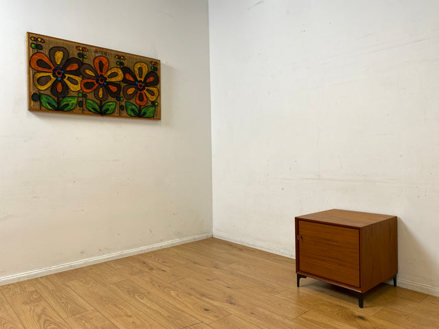 Stilvolle kleine skandinavische Kommode in Teakholz auf neuen Metallfüßen I Schränkchen Lowboard Nachttisch Nachtkommode Nachtschrank Danish Design Mid-Century Vintage I