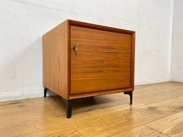 Stilvolle kleine skandinavische Kommode in Teakholz auf neuen Metallfüßen I Schränkchen Lowboard Nachttisch Nachtkommode Nachtschrank Danish Design Mid-Century Vintage I