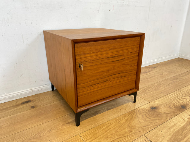 Stilvolle kleine skandinavische Kommode in Teakholz auf neuen Metallfüßen I Schränkchen Lowboard Nachttisch Nachtkommode Nachtschrank Danish Design Mid-Century Vintage I