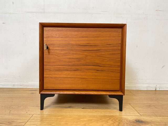 Stilvolle kleine skandinavische Kommode in Teakholz auf neuen Metallfüßen I Schränkchen Lowboard Nachttisch Nachtkommode Nachtschrank Danish Design Mid-Century Vintage I