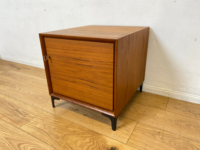 Stilvolle kleine skandinavische Kommode in Teakholz auf neuen Metallfüßen I Schränkchen Lowboard Nachttisch Nachtkommode Nachtschrank Danish Design Mid-Century Vintage I