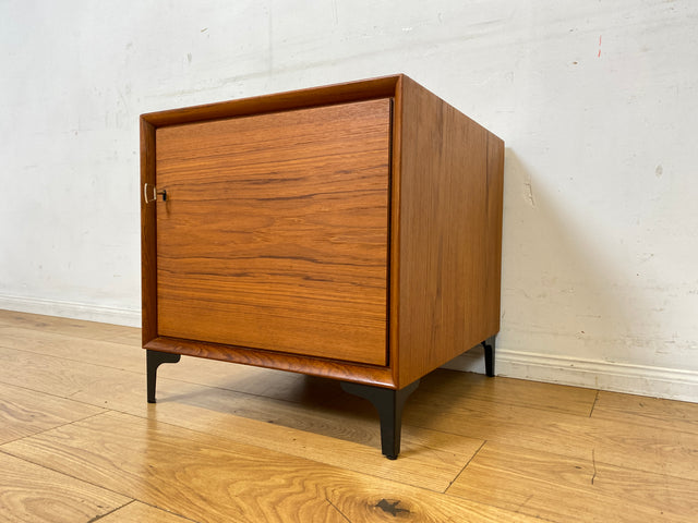 Stilvolle kleine skandinavische Kommode in Teakholz auf neuen Metallfüßen I Schränkchen Lowboard Nachttisch Nachtkommode Nachtschrank Danish Design Mid-Century Vintage I