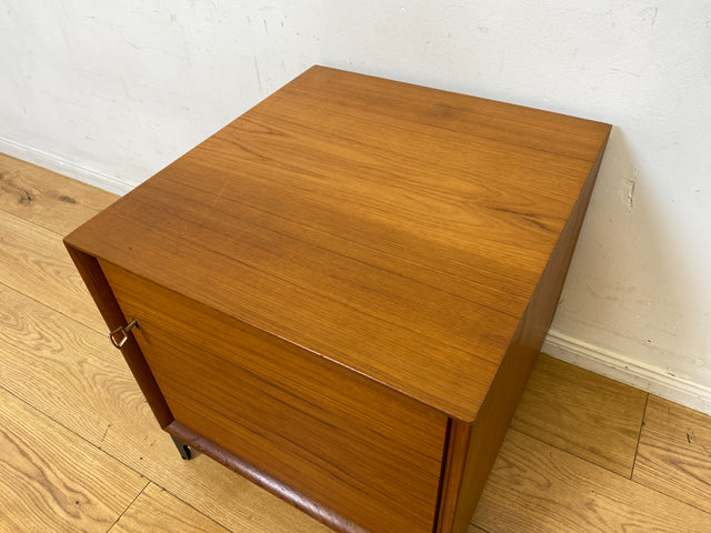 Stilvolle kleine skandinavische Kommode in Teakholz auf neuen Metallfüßen I Schränkchen Lowboard Nachttisch Nachtkommode Nachtschrank Danish Design Mid-Century Vintage I