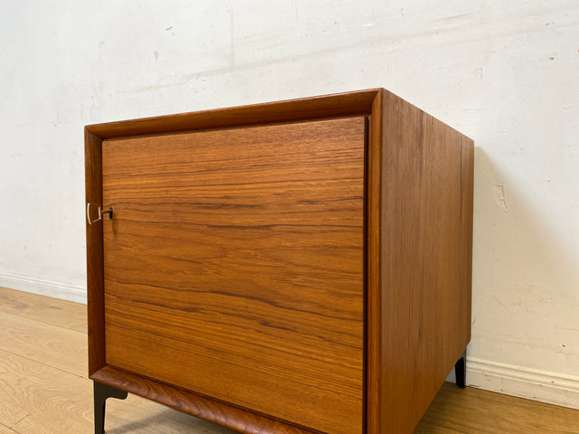Stilvolle kleine skandinavische Kommode in Teakholz auf neuen Metallfüßen I Schränkchen Lowboard Nachttisch Nachtkommode Nachtschrank Danish Design Mid-Century Vintage I